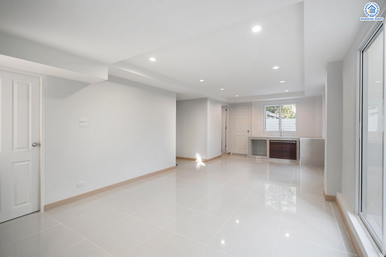 บ้านมือสองตกแต่งใหม่ 3 ชั้น ทำเลโซนเมือง โครงการ จริงใจวิลเลจ รัตนาธิเบศร์ (ซอยเรวดี) เนื้อที่ 23 ตร.ว. ฟังก์ชัน 4 ห้องนอน 3 ห้องน้ำ จอดรถได้ 1 คัน เข้า-ออกได้หลายเส้นทาง ทั้งรัตนาธิเบศร์, ติวานนท์ และเลี่ยงเมืองนนท์ ใกล้ทางด่วน "งามวงศ์วาน" รถไฟฟ้าสายสีม่วง "สถานีศูนย์ราชการนนทบุรี" และ "สถานีบางกระสอ"